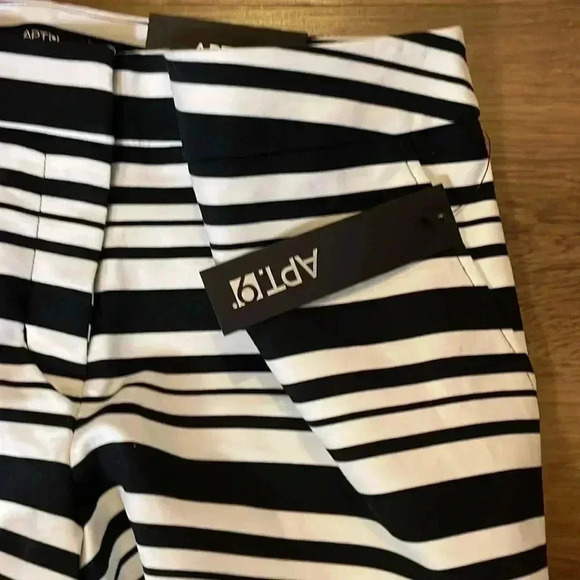 Apt 9 Women’s 10 Striped 5” Inseam Mid-Rise Shorts - Picture 7 of 8